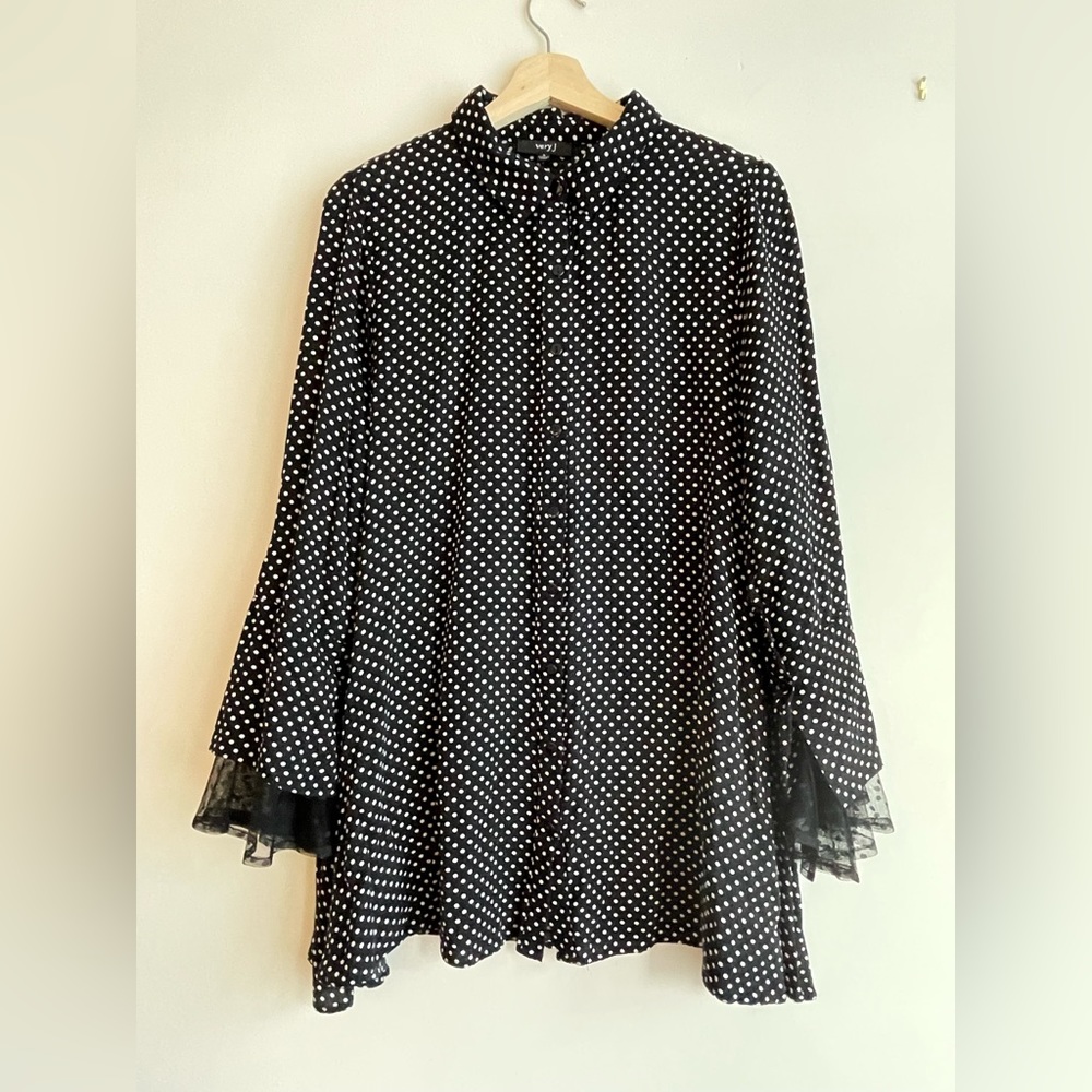 Polka dot top/mini dress with lace details in sleeve